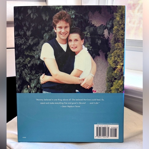 📚Collectors Edition #1003 - Audrey Hepburn, An Elegant Spirit - Hard Cover Book - Picture 5 of 16